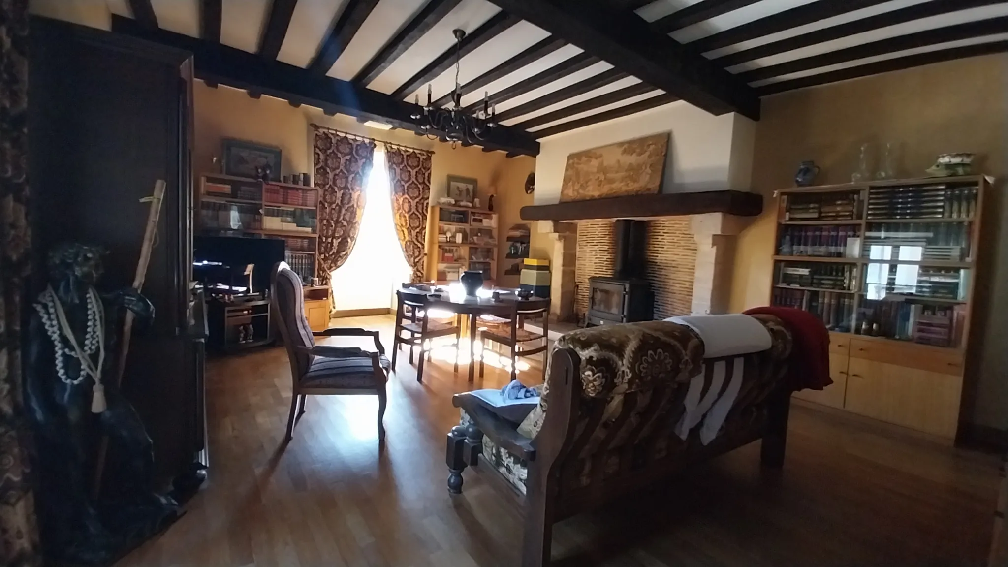 Spacieuse maison en pierre de 210m² avec jardin et vue village en Dordogne 