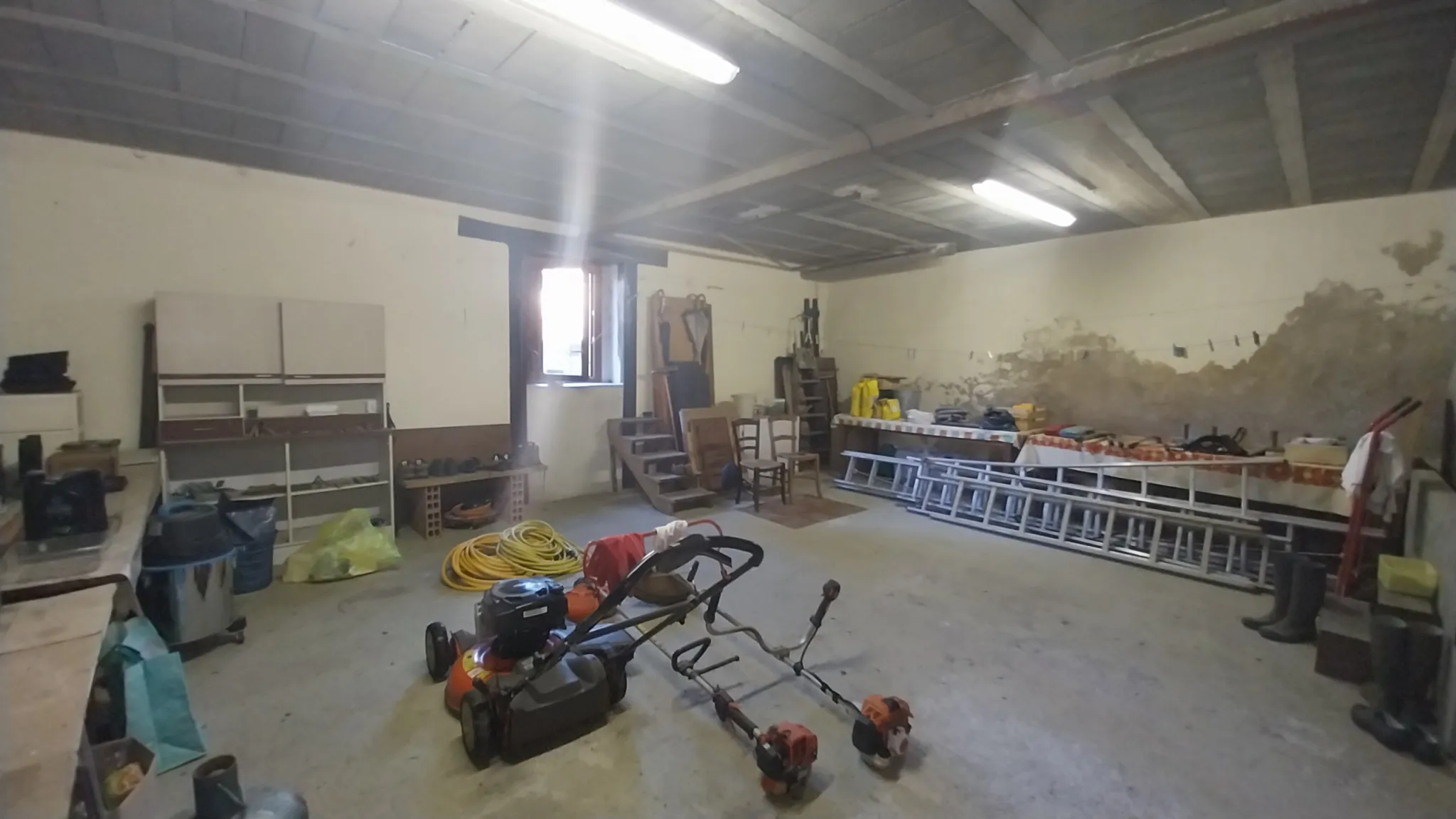 Spacieuse maison en pierre de 210m² avec jardin et vue village en Dordogne 