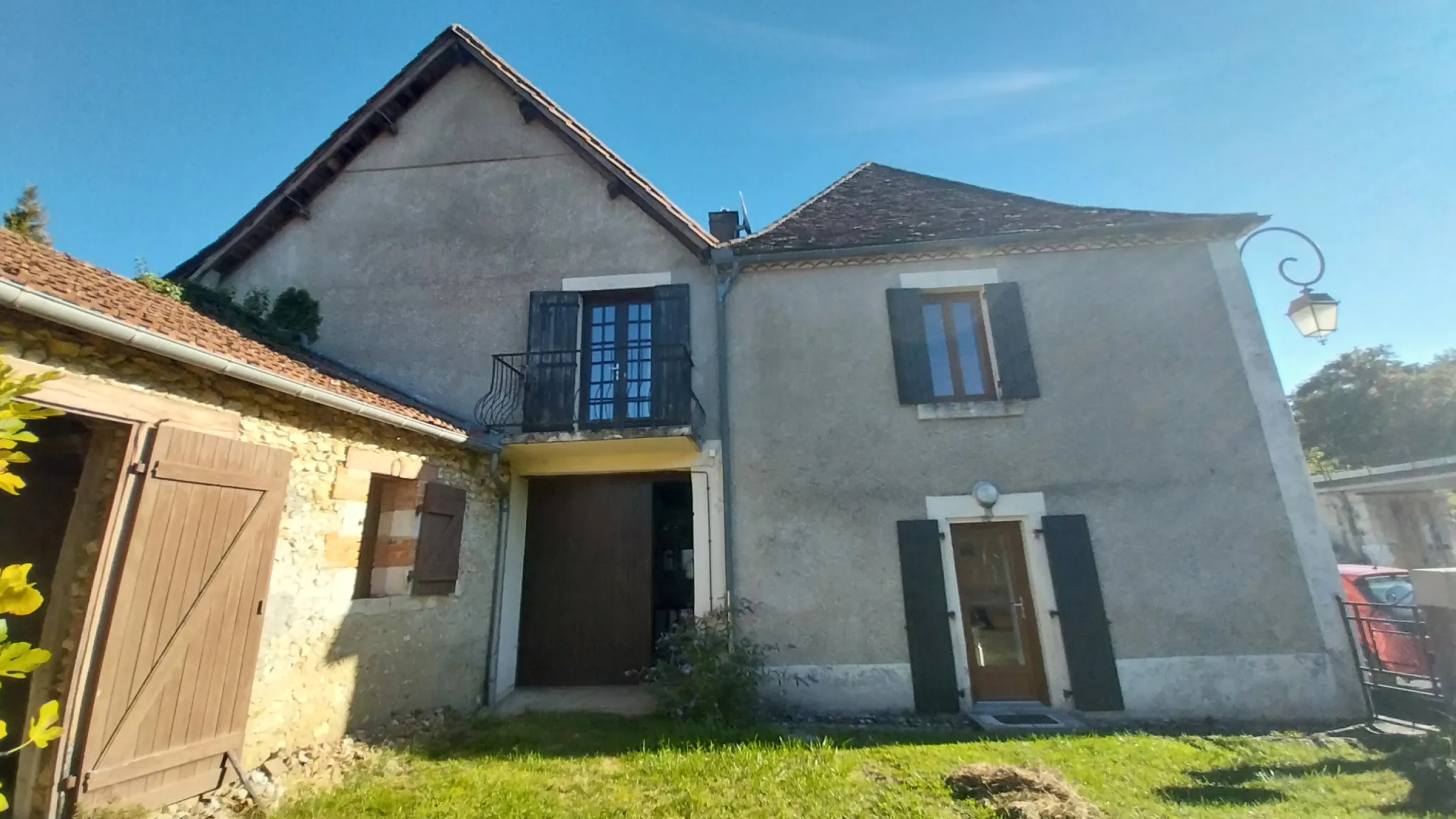 Spacieuse maison en pierre de 210m² avec jardin et vue village en Dordogne 