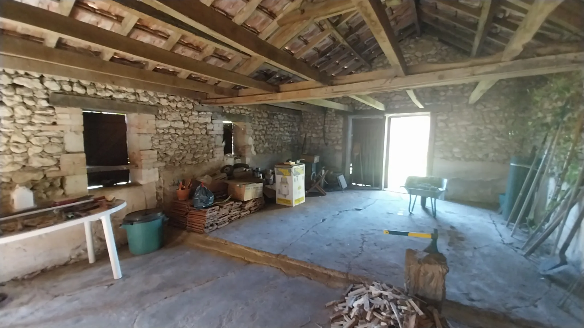 Spacieuse maison en pierre de 210m² avec jardin et vue village en Dordogne 