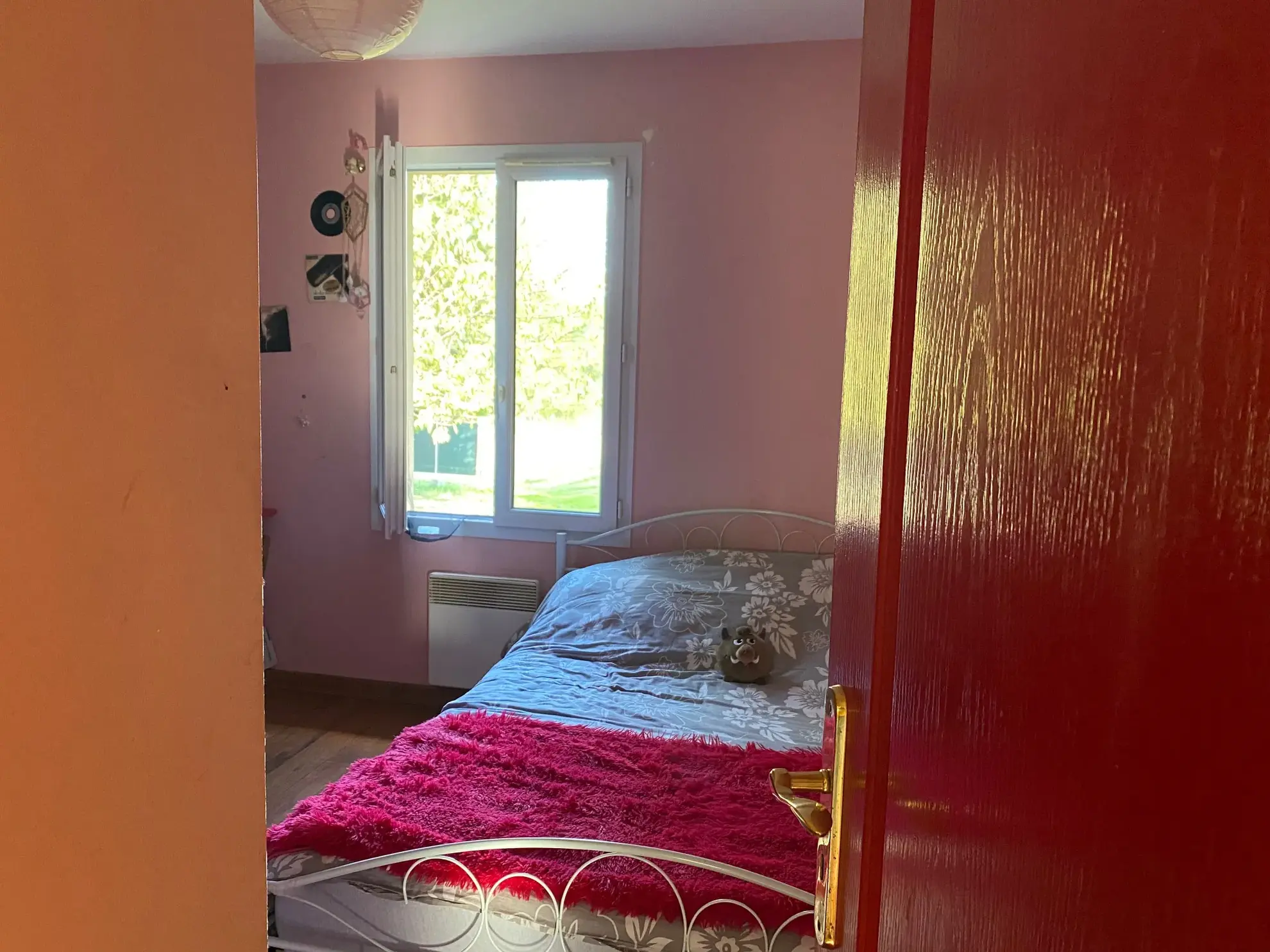 Maison de plain-pied à Ribérac avec terrain arboré et garage – 3 chambres, lumineux espace de vie 