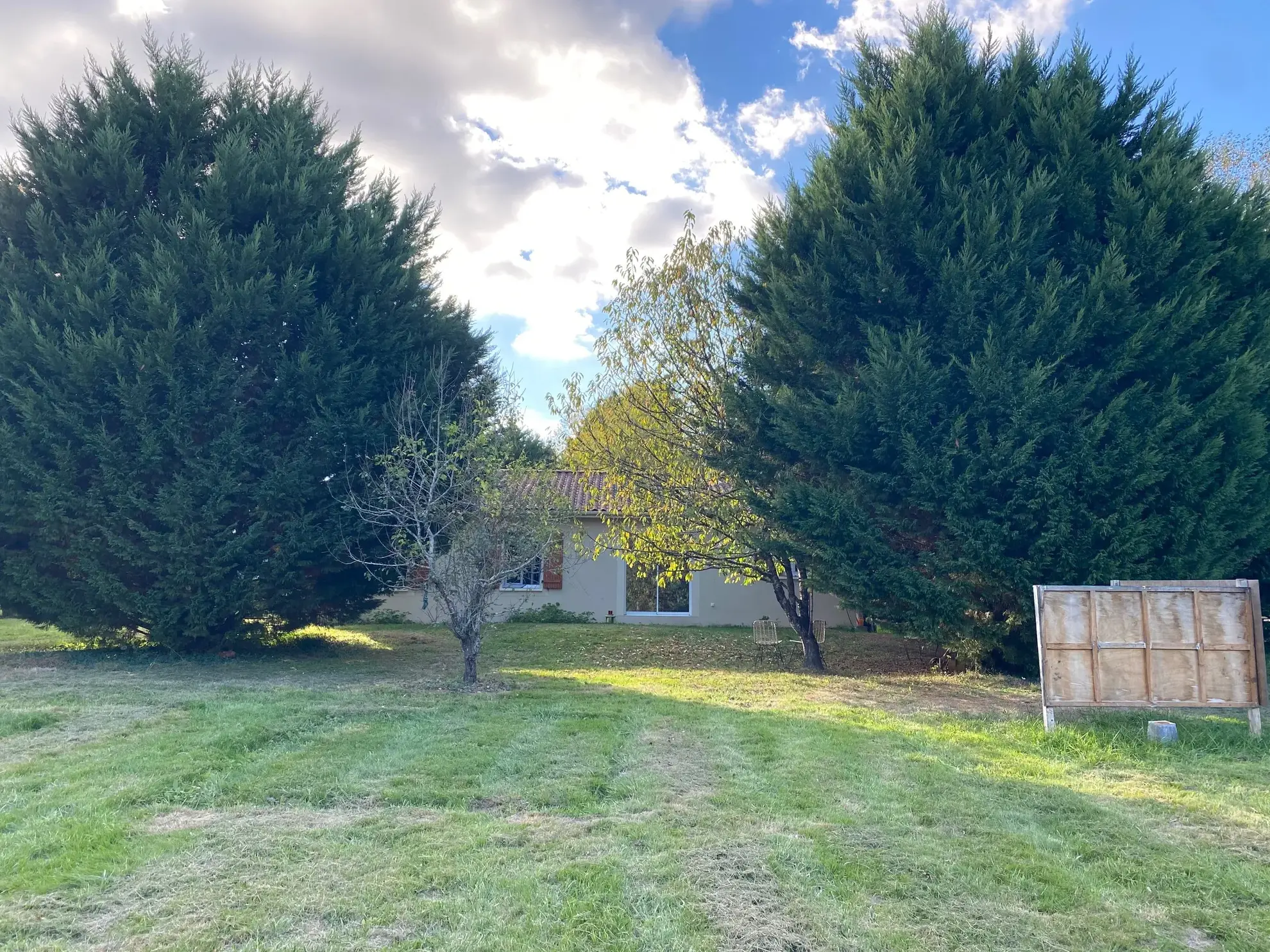 Maison de plain-pied à Ribérac avec terrain arboré et garage – 3 chambres, lumineux espace de vie 