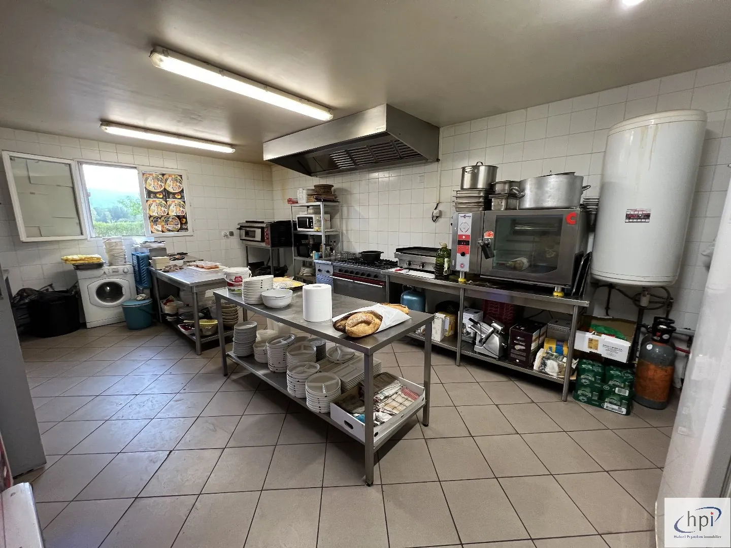 A vendre murs et fonds de commerce bar restaurant à Saint Affrique avec grand terrain 