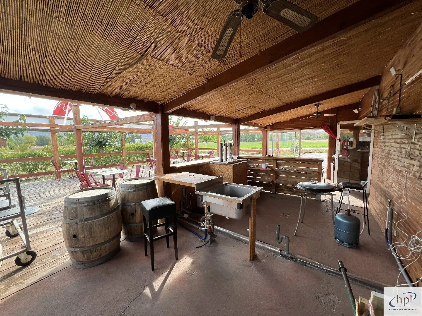 A vendre murs et fonds de commerce bar restaurant à Saint Affrique avec grand terrain 