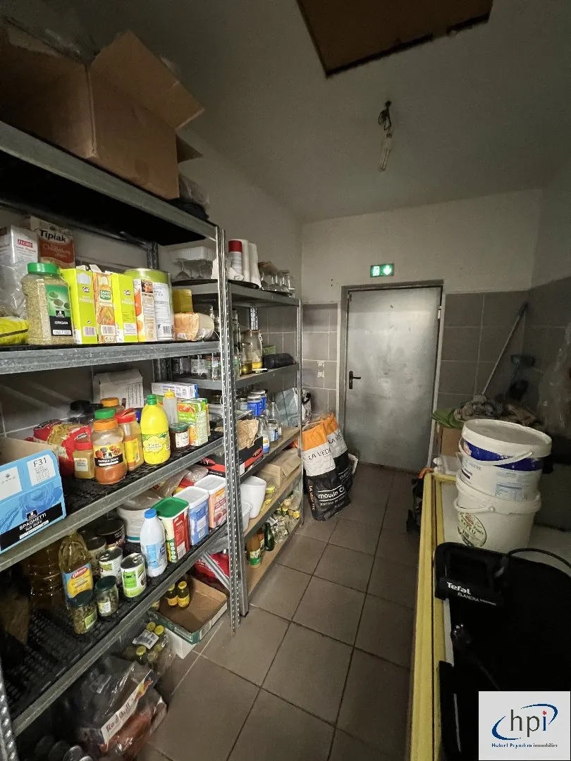 A vendre murs et fonds de commerce bar restaurant à Saint Affrique avec grand terrain 