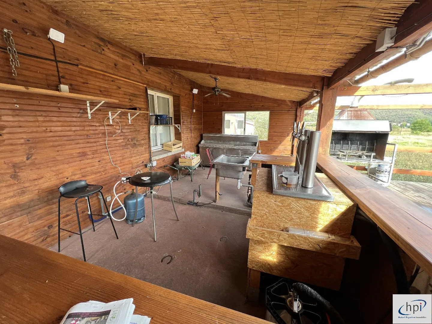 A vendre murs et fonds de commerce bar restaurant à Saint Affrique avec grand terrain 