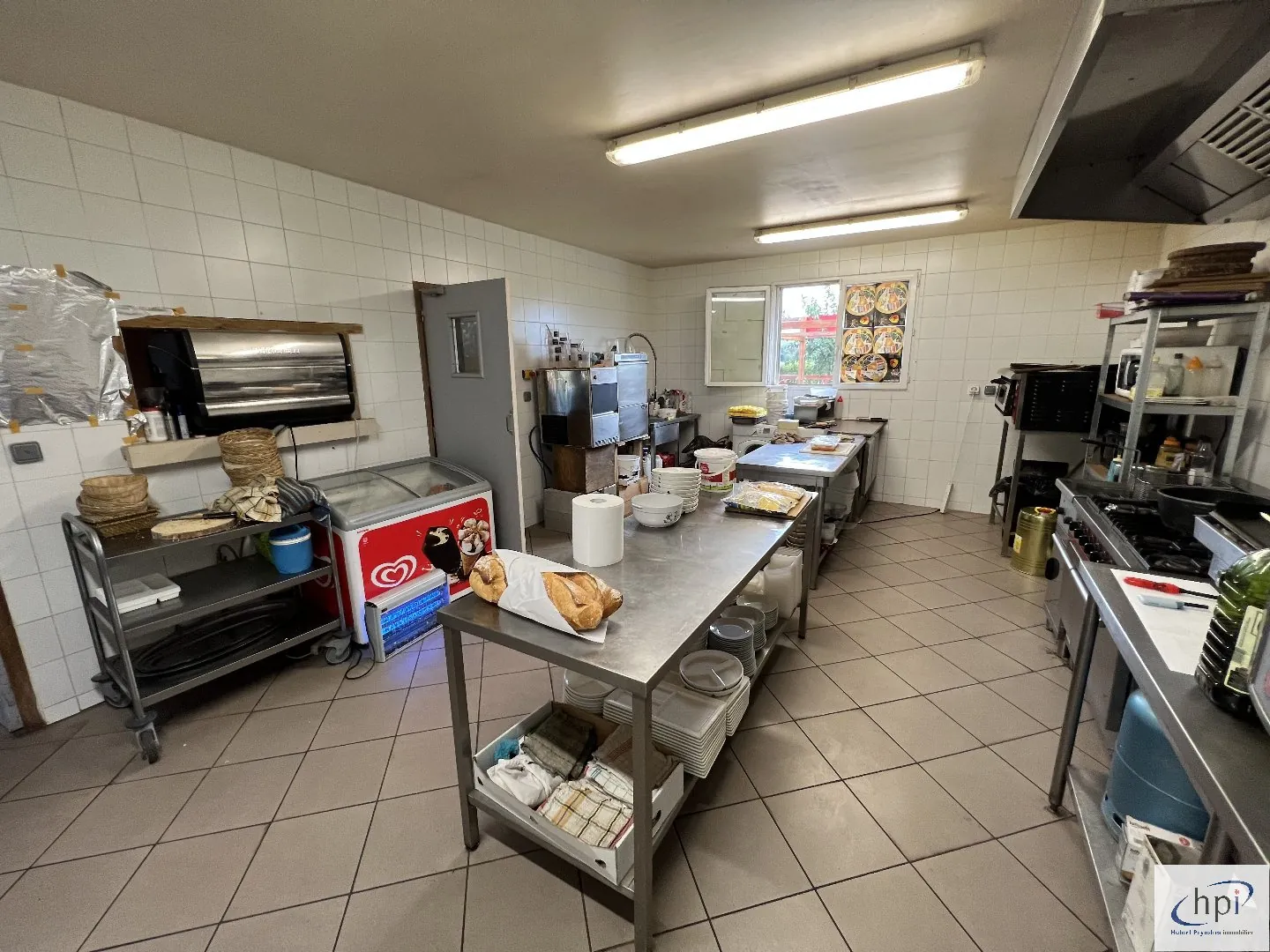 A vendre murs et fonds de commerce bar restaurant à Saint Affrique avec grand terrain 