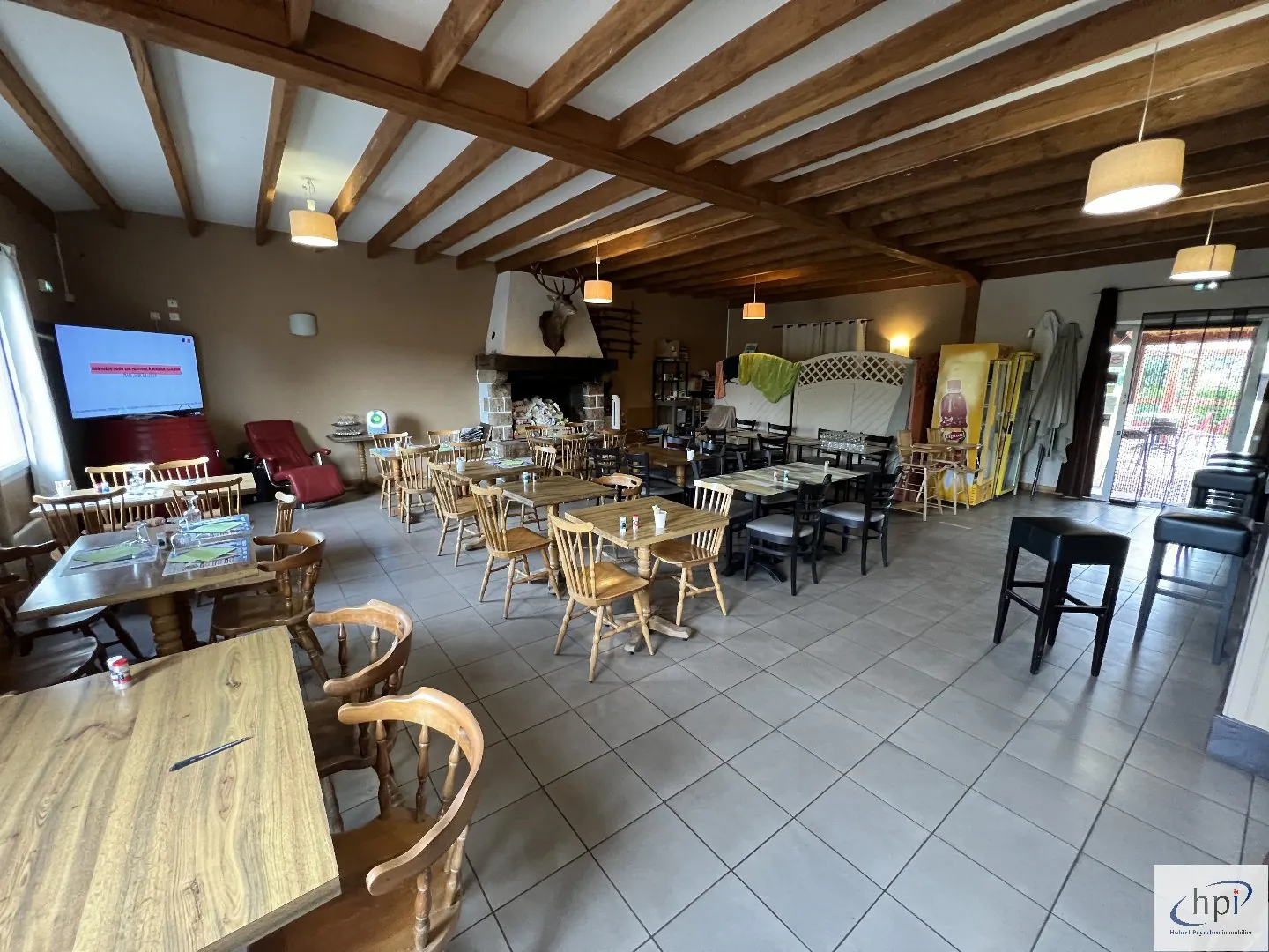 A vendre murs et fonds de commerce bar restaurant à Saint Affrique avec grand terrain 