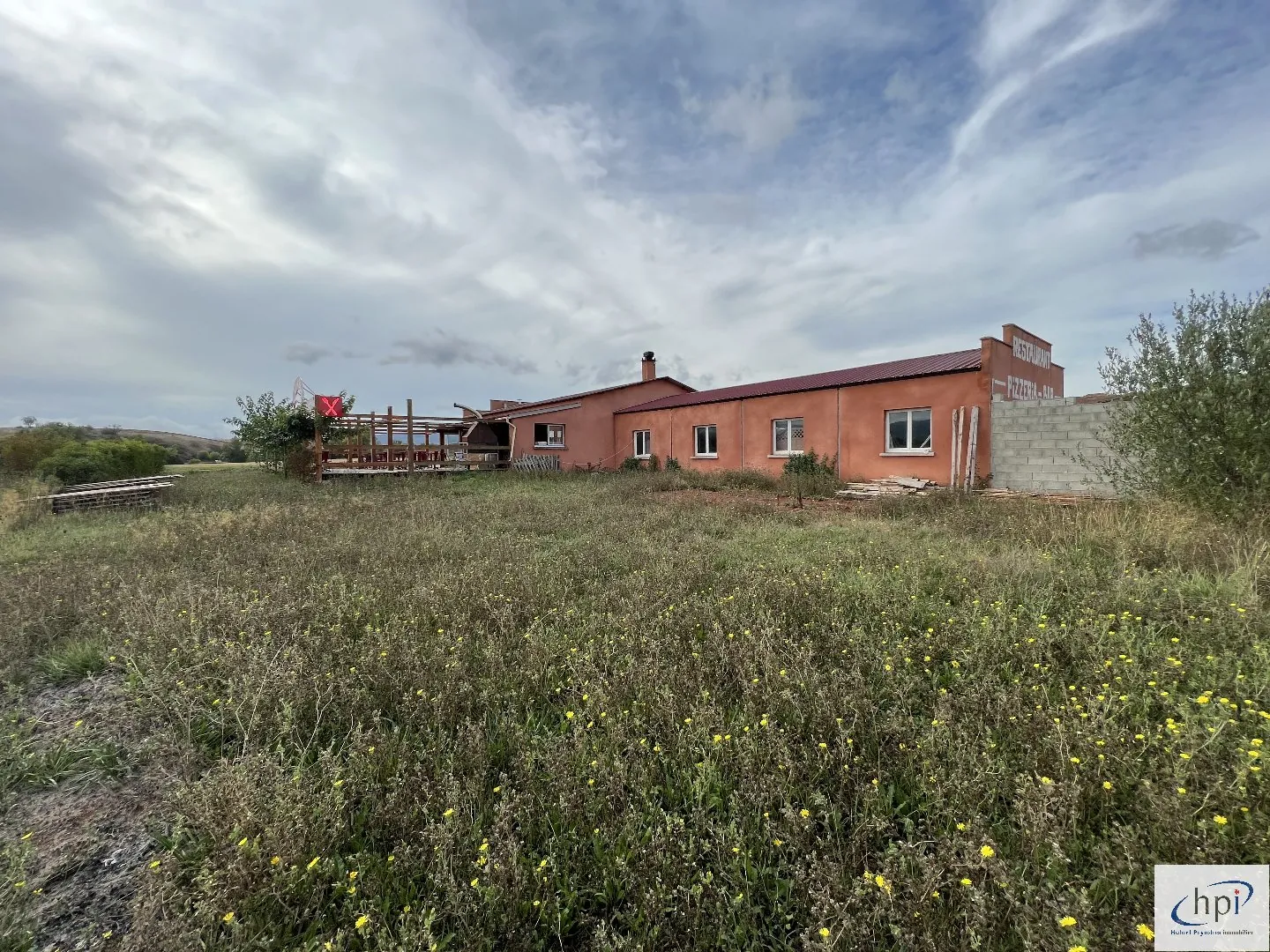 A vendre murs et fonds de commerce bar restaurant à Saint Affrique avec grand terrain