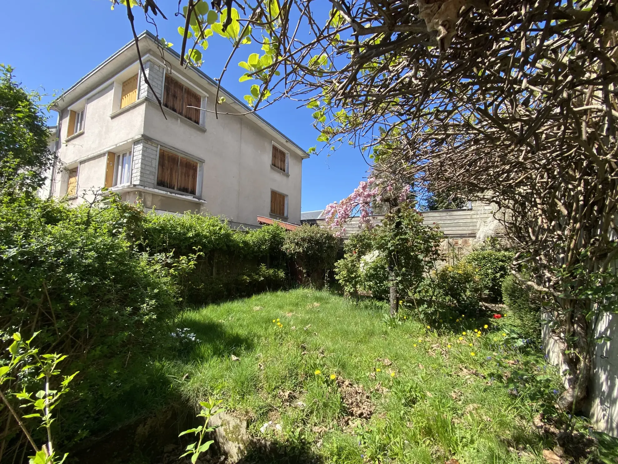 Maison d'architecte à Limoges avec grand séjour, jardin et potentiel de modernisation 