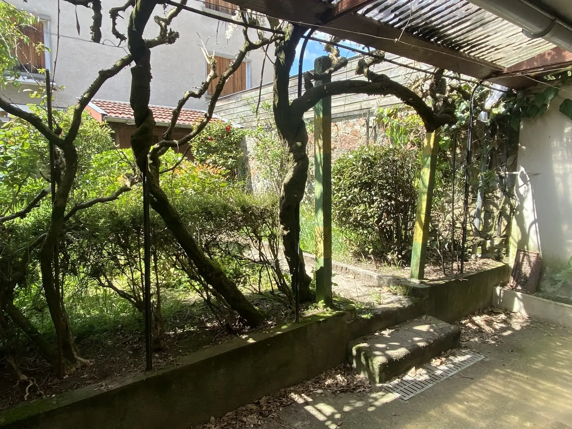 Maison d'architecte à Limoges avec grand séjour, jardin et potentiel de modernisation 