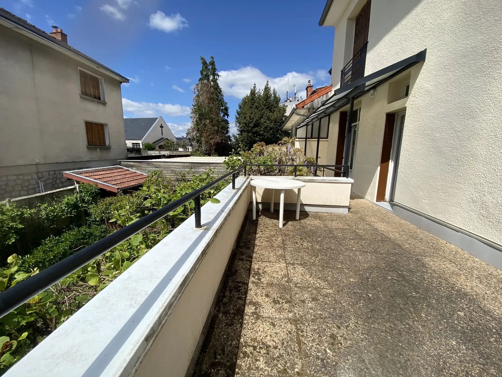 Maison d'architecte à Limoges avec grand séjour, jardin et potentiel de modernisation 