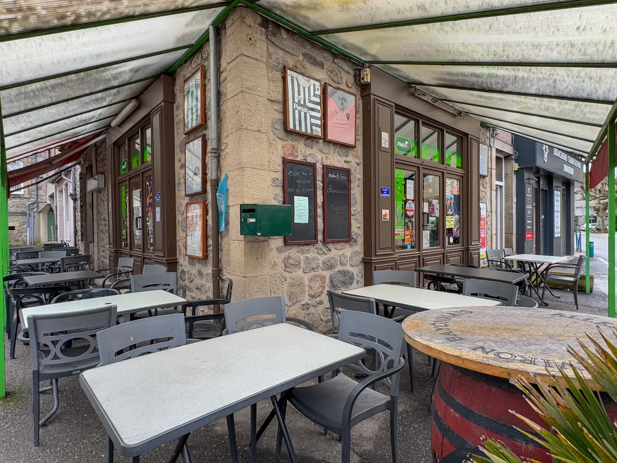 Fonds de commerce bar-restaurant avec licence IV à Saint-Sauveur-de-Montagut en Ardèche 