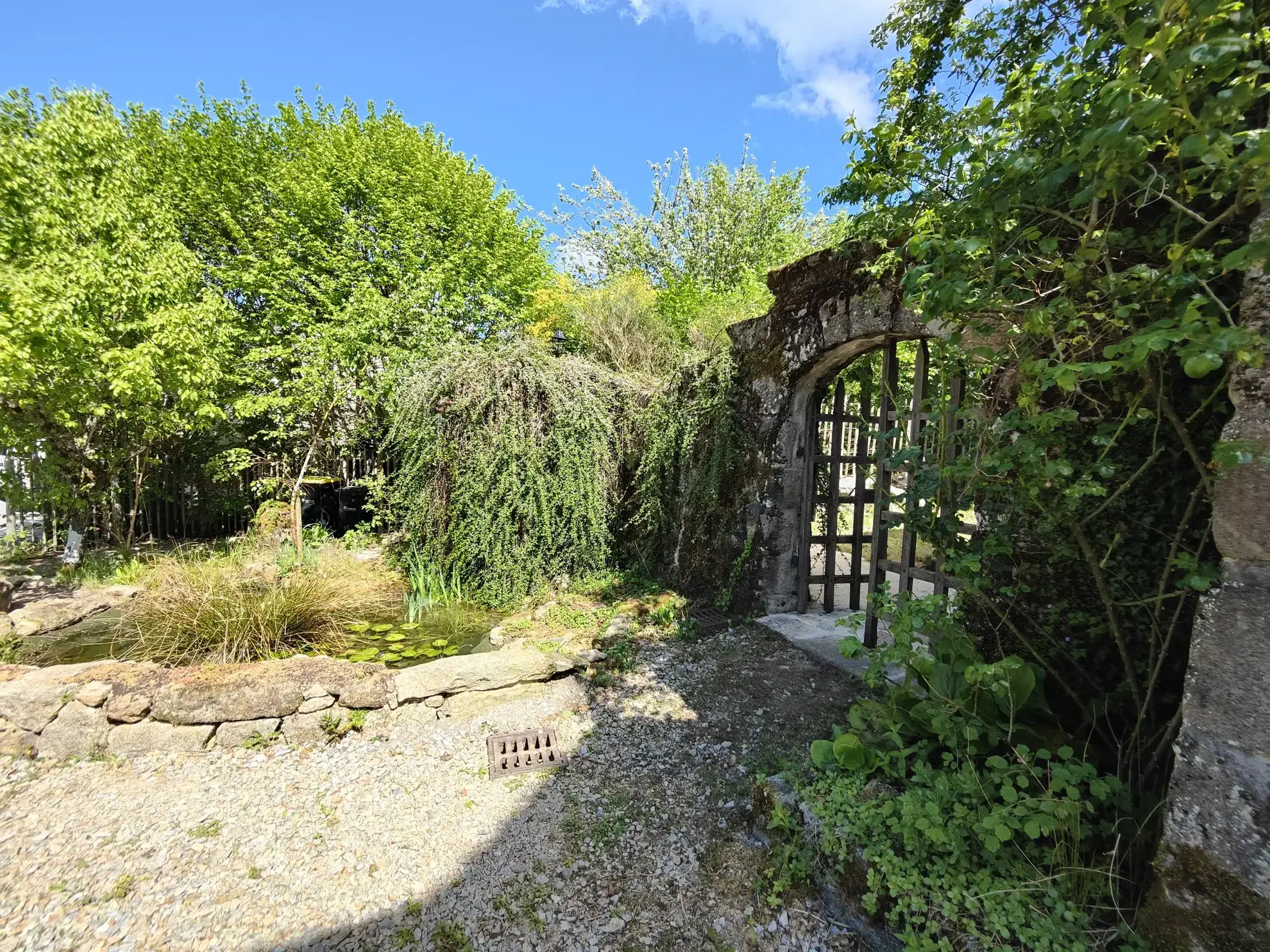 Maison médiévale rénovée de 156 m² dans un hameau paisible près de Guéret 