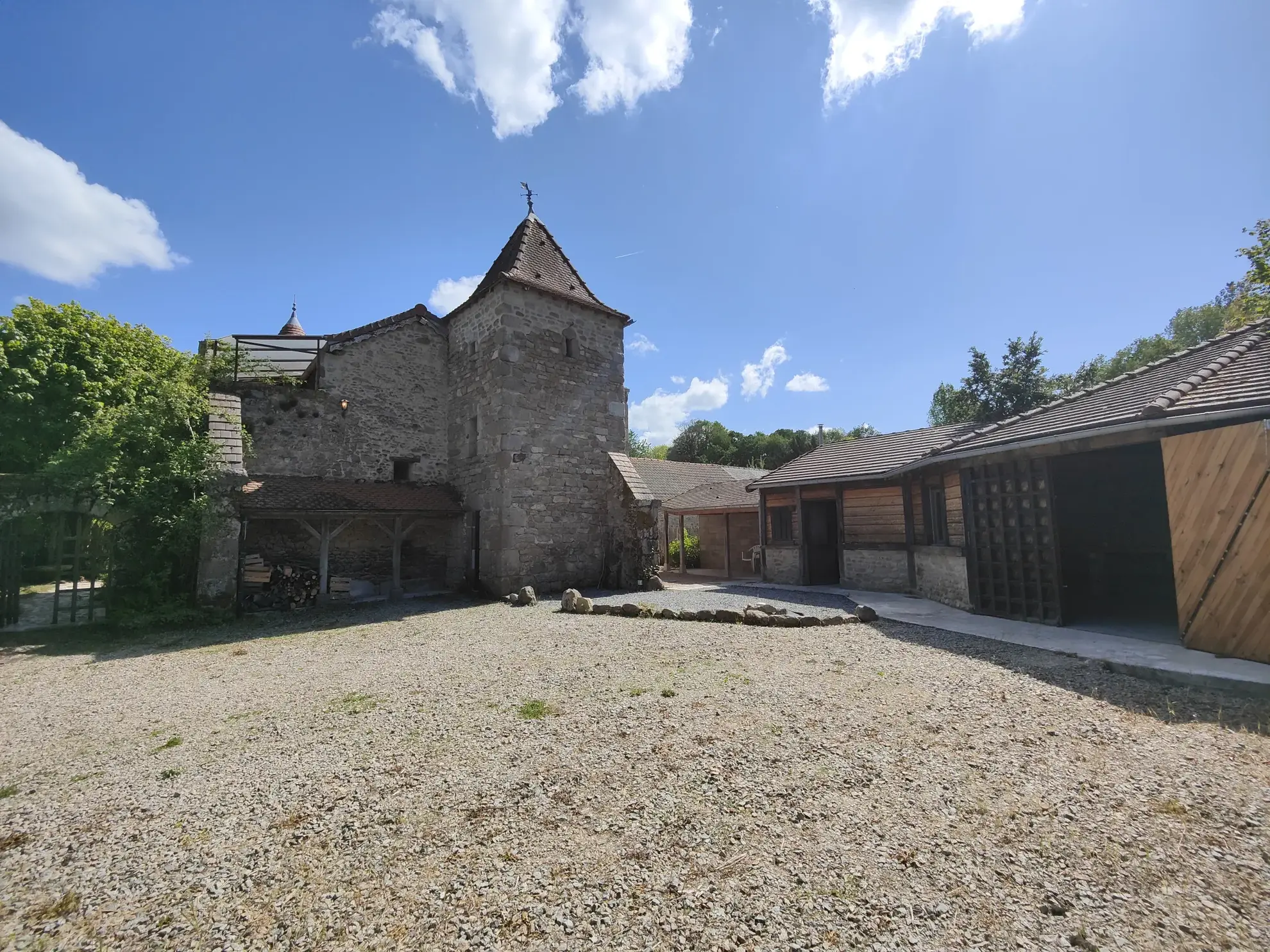 Maison médiévale rénovée de 156 m² dans un hameau paisible près de Guéret 