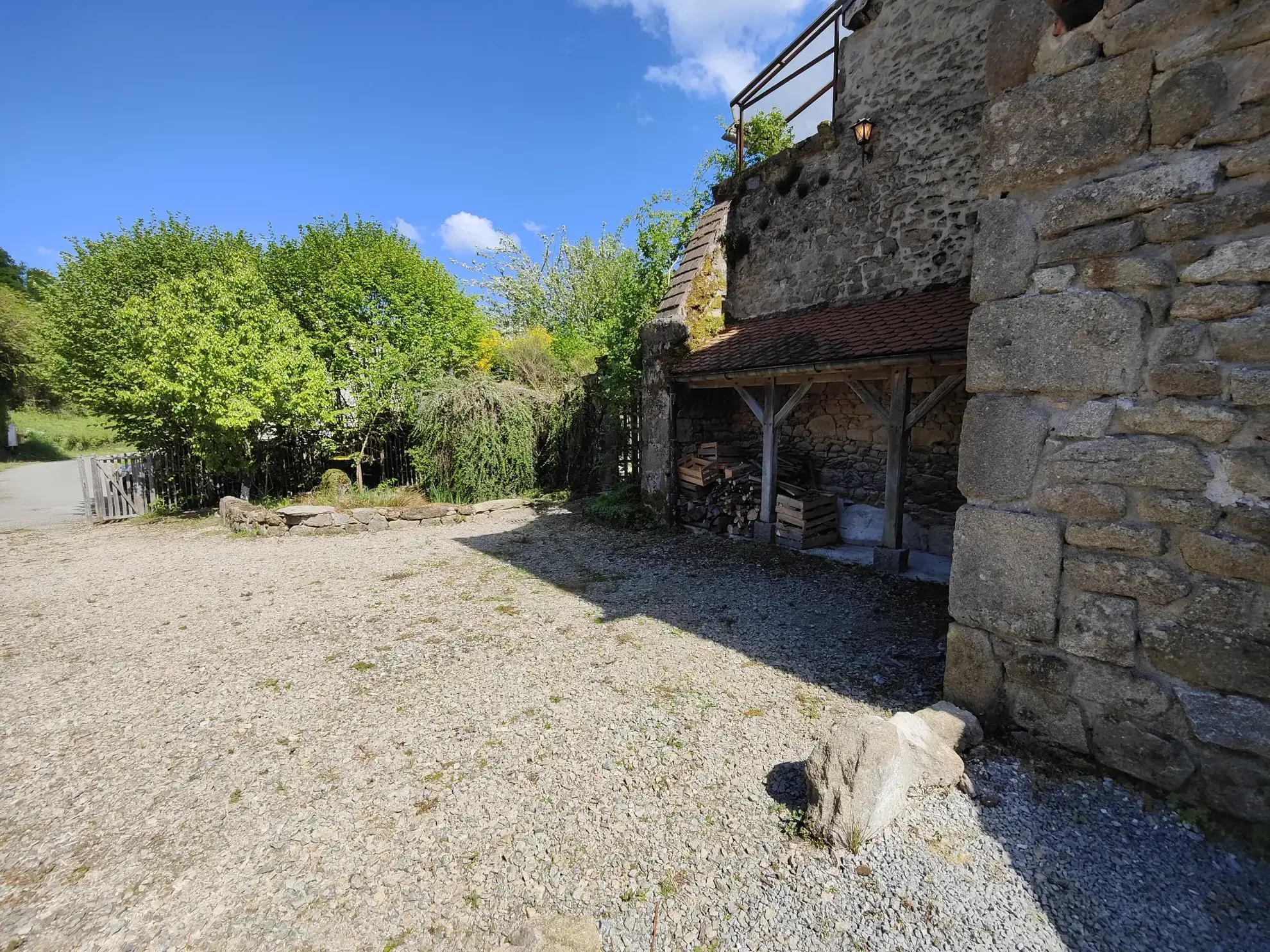 Maison médiévale rénovée de 156 m² dans un hameau paisible près de Guéret 
