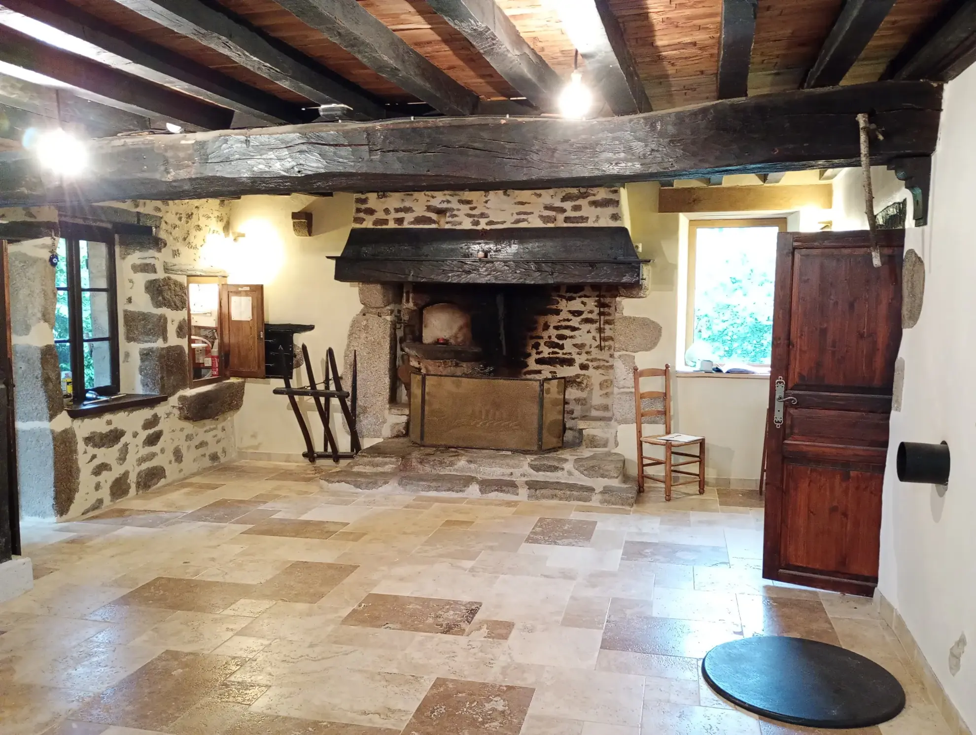 Maison médiévale rénovée de 156 m² dans un hameau paisible près de Guéret 