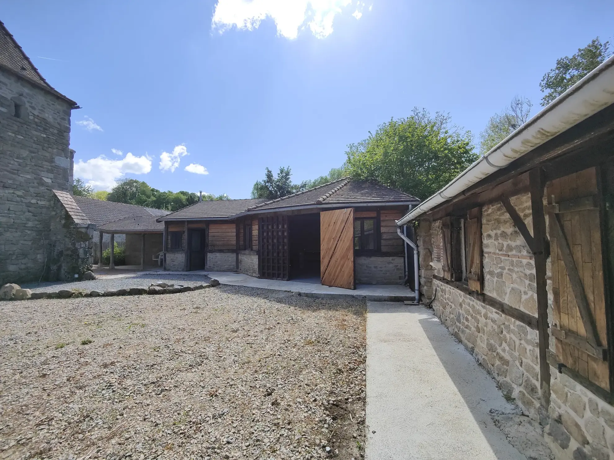 Maison médiévale rénovée de 156 m² dans un hameau paisible près de Guéret 