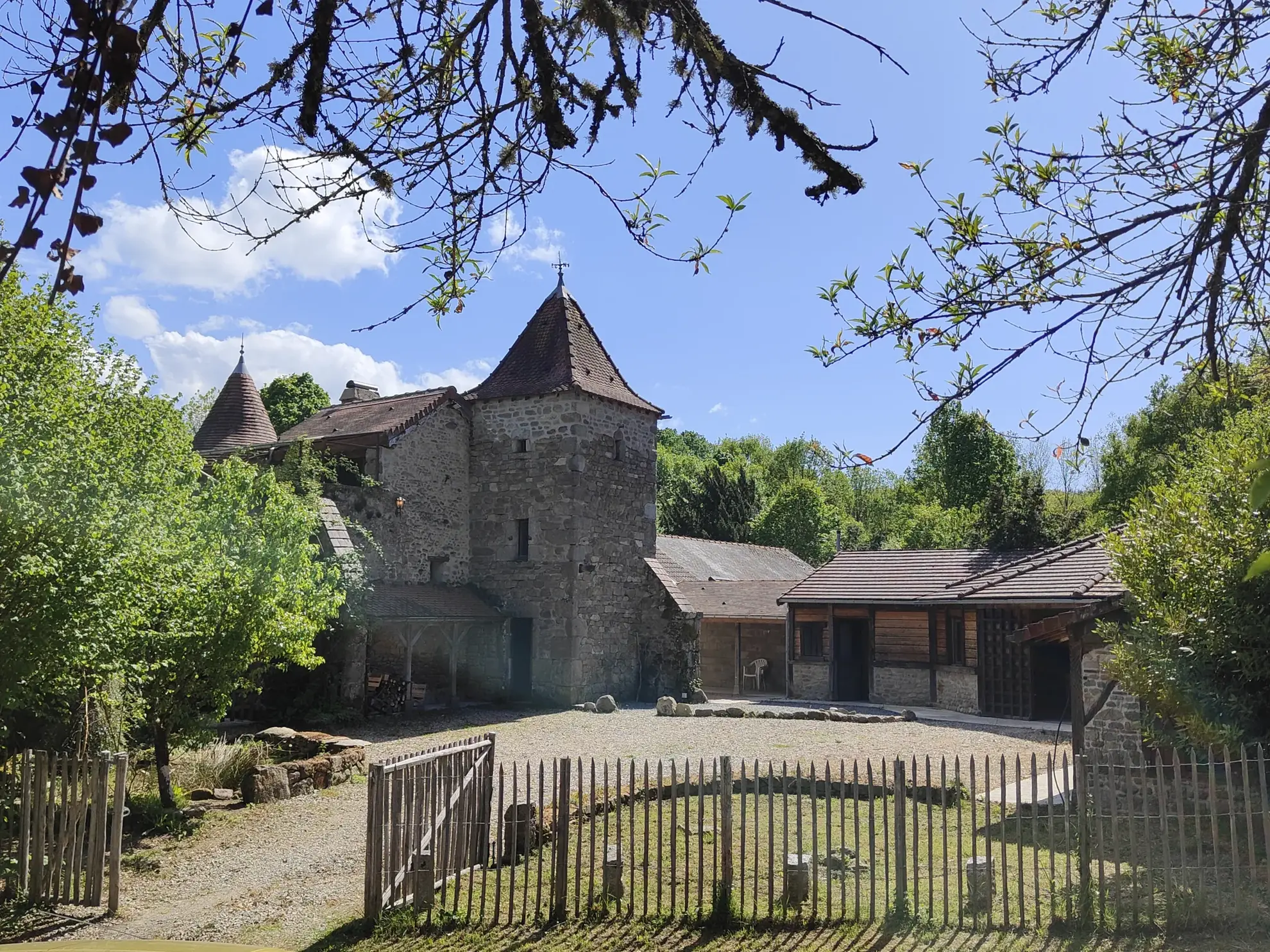 Maison médiévale rénovée de 156 m² dans un hameau paisible près de Guéret 