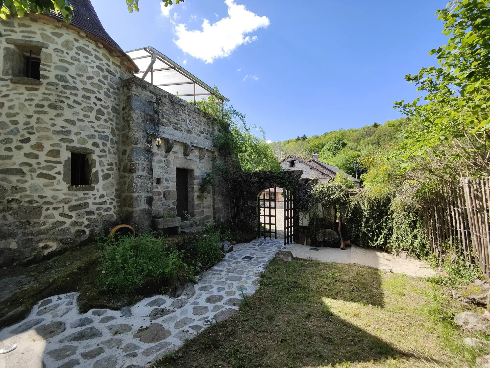 Maison médiévale rénovée de 156 m² dans un hameau paisible près de Guéret 