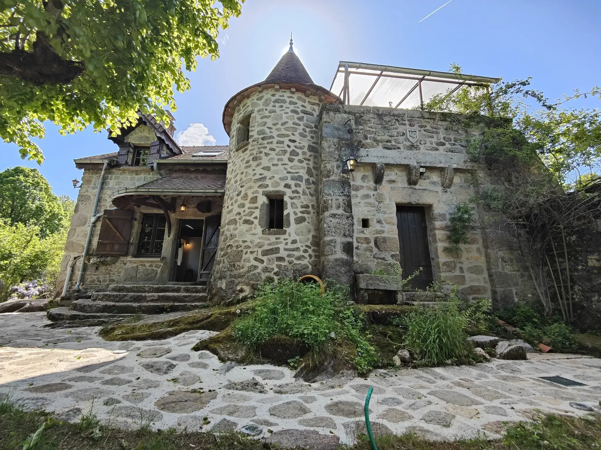 Maison médiévale rénovée de 156 m² dans un hameau paisible près de Guéret 