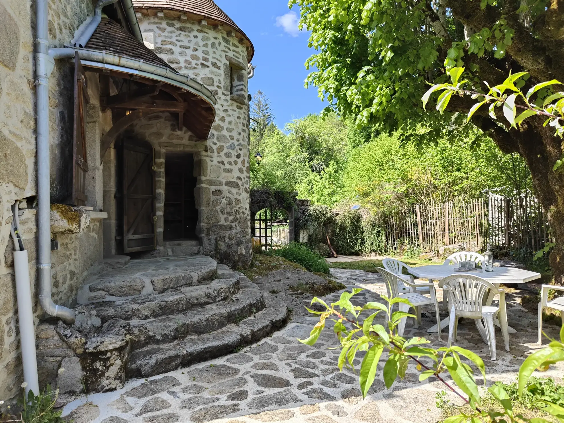 Maison médiévale rénovée de 156 m² dans un hameau paisible près de Guéret 