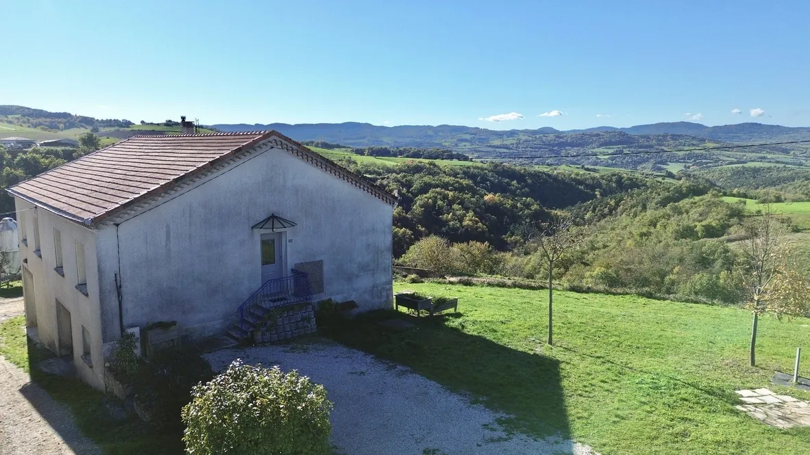Belle maison de 136 m² avec garage à Plats, vue dégagée sur les montagnes 