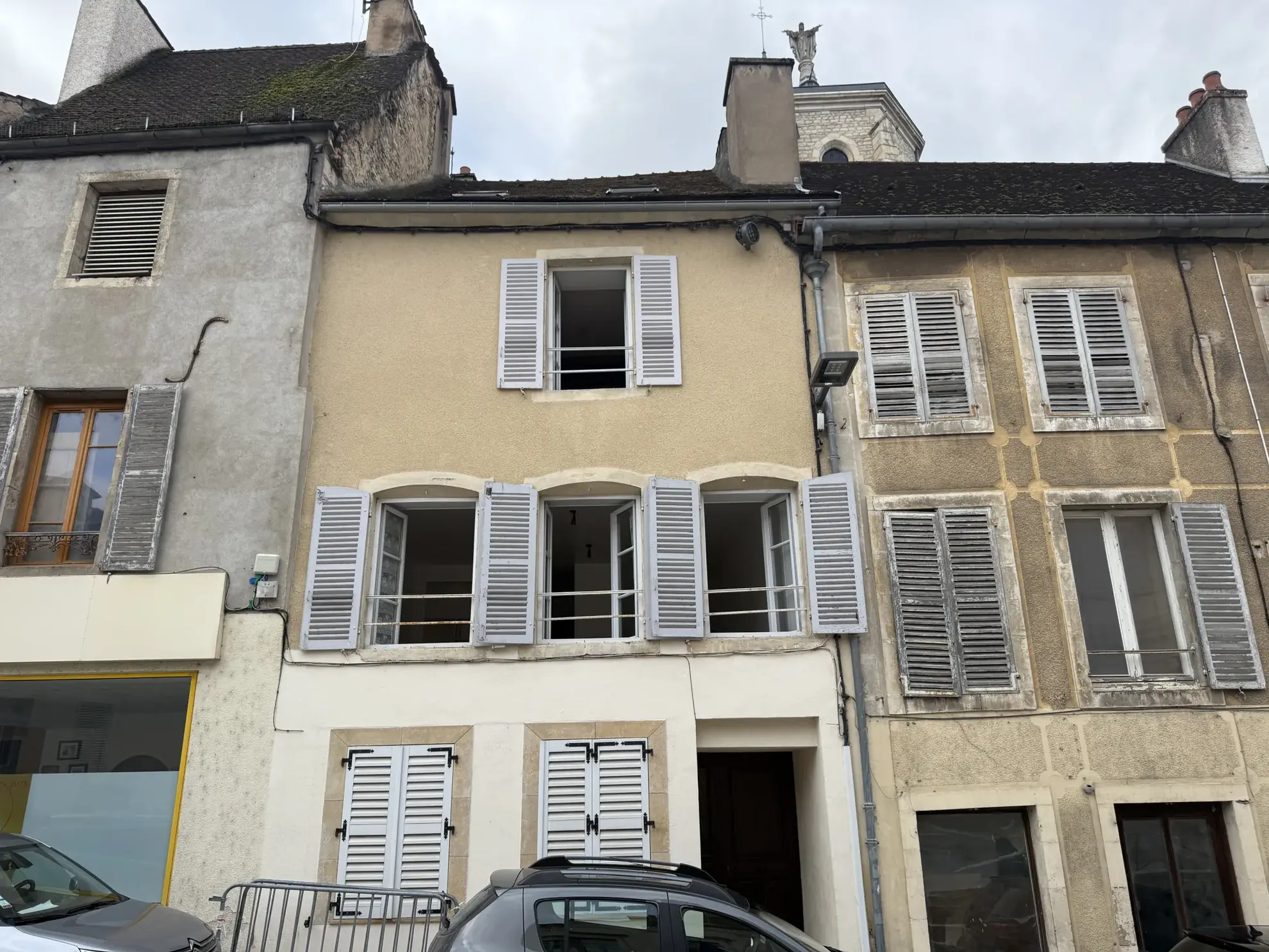 Immeuble de rapport à Montbard avec 5 appartements, potentiel locatif élevé