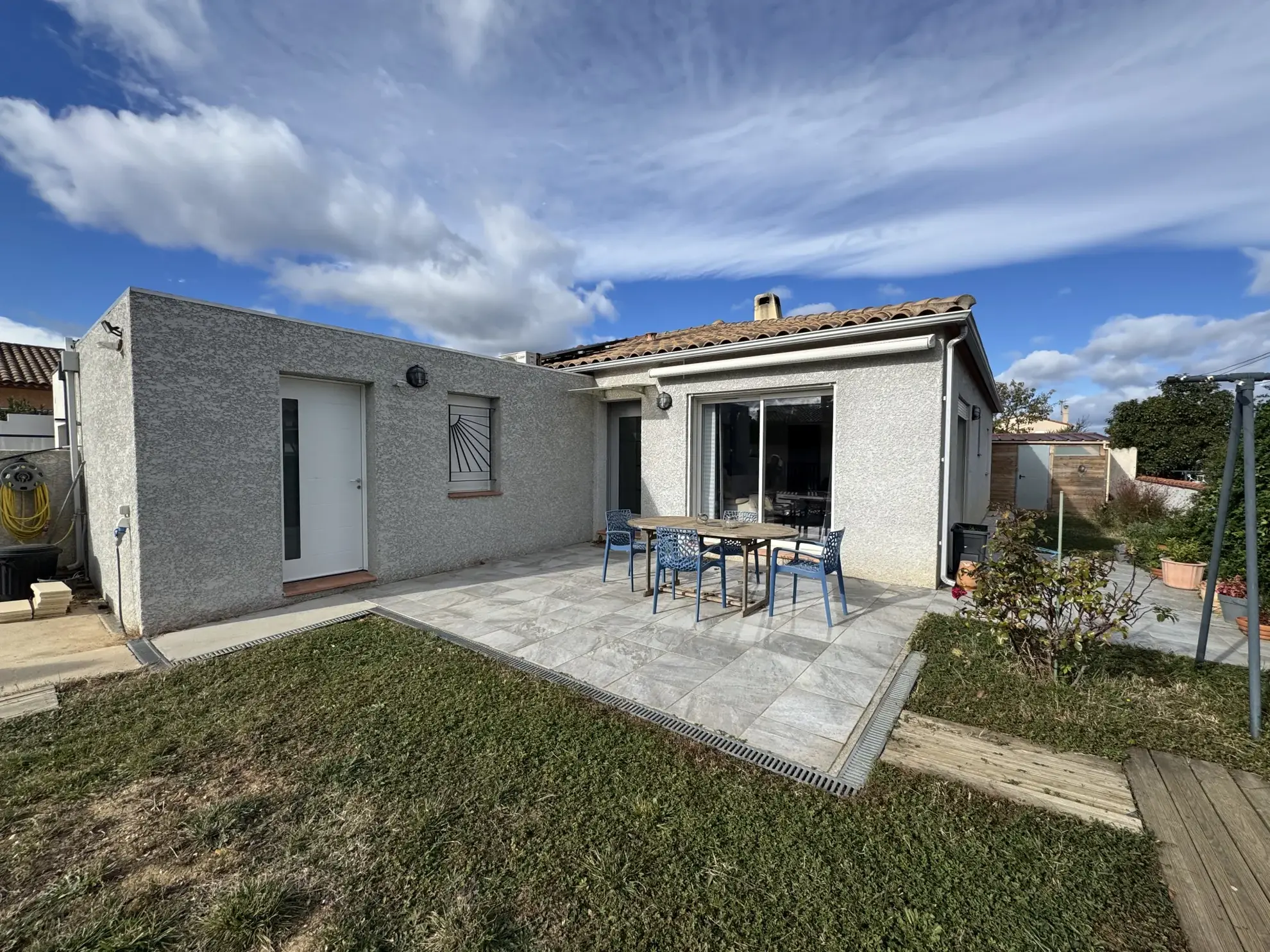 Villa de plain-pied avec piscine et panneaux solaires à Llupia