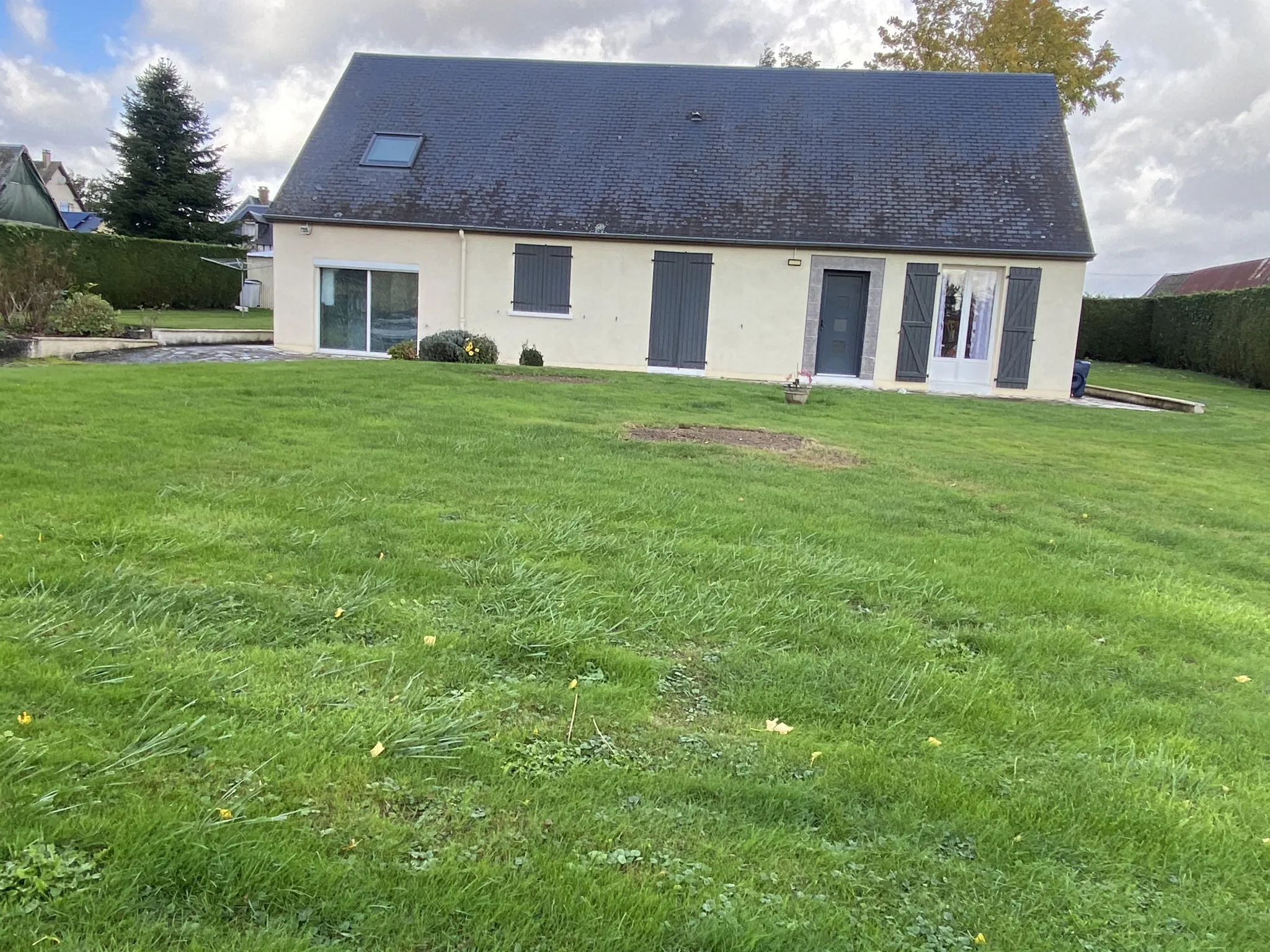 Belle maison à vendre au Neubourg avec 4 chambres, terrasse et terrain de 1500m²