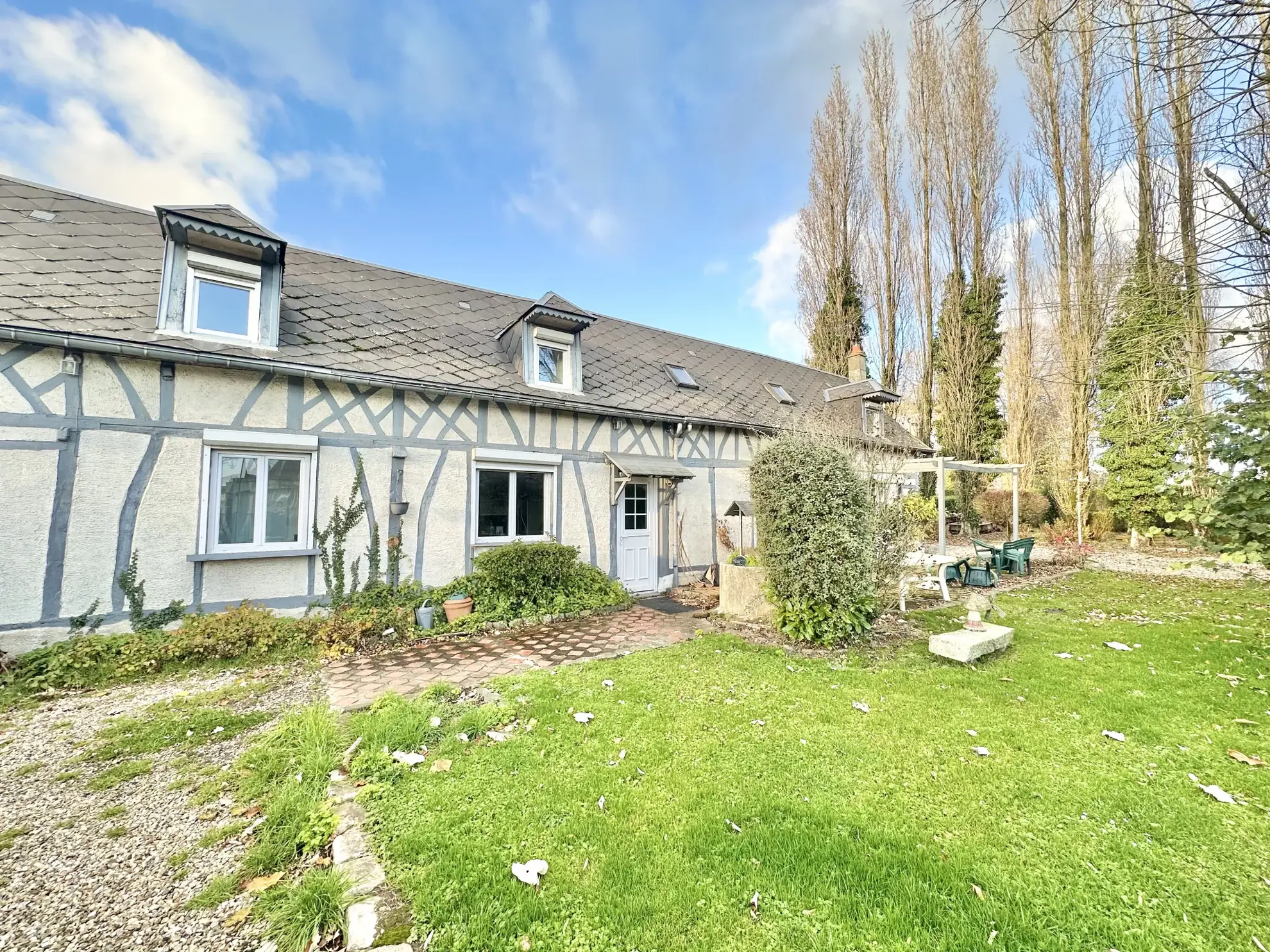 Longère à vendre dans la région de Rouen, 3 chambres, jardin clos, garage – Opportunité à saisir