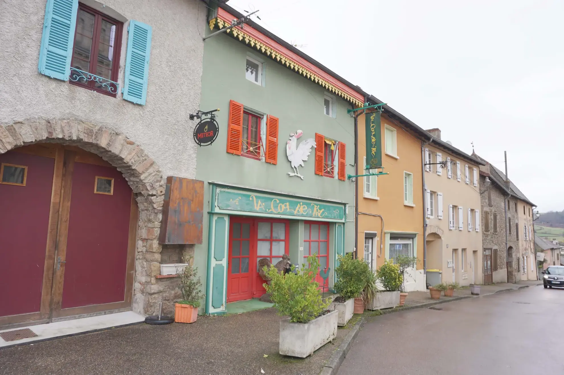 Ensemble immobilier à Matour avec commerce et appartement en duplex