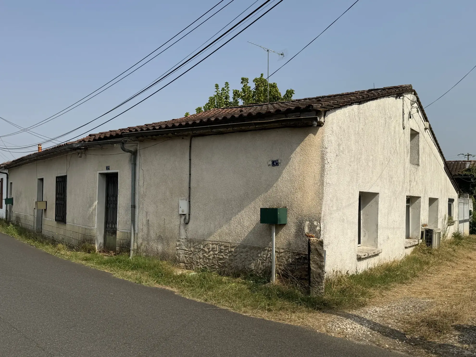 Maison à rénover avec 2 chambres, garage et cour à Barsac