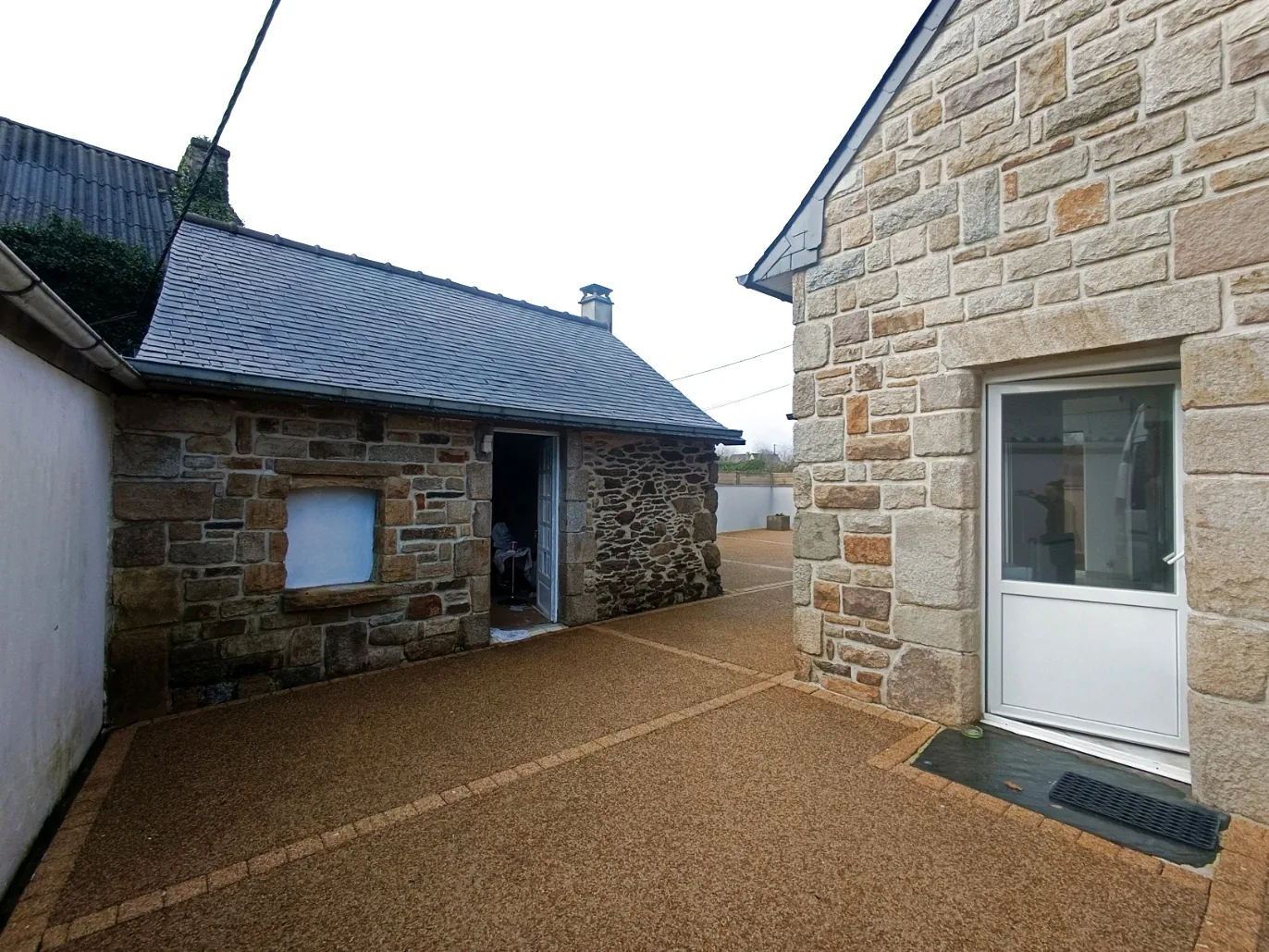 Maison en pierre rénovée à Plouzévédé – 89 m², proximité mer et commodités