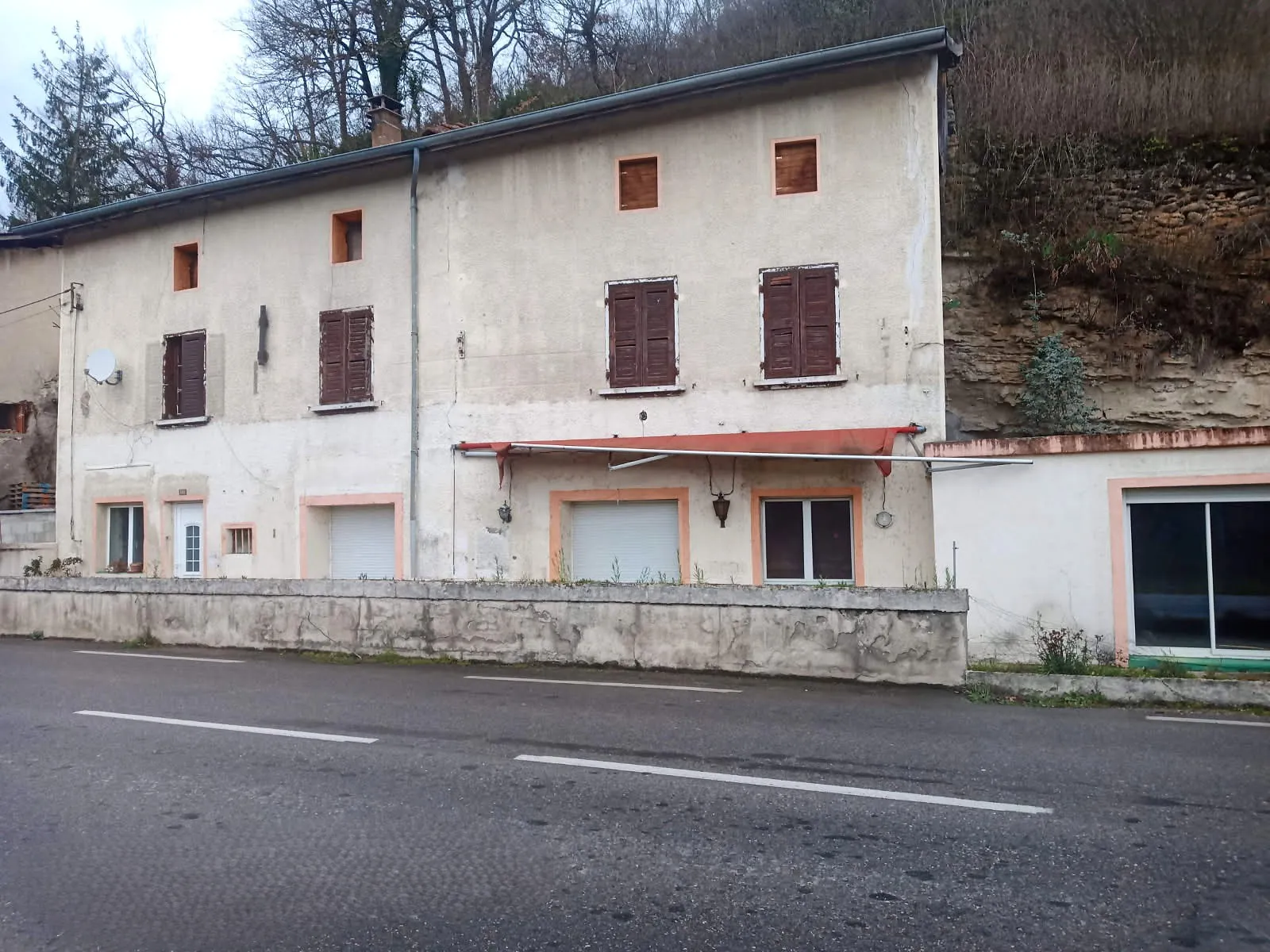 Maison à rénover de 210 m² à Saint Lattier avec fort potentiel locatif