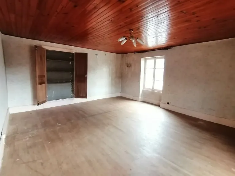 Maison de bourg avec dépendances à rénover à Saint-Gal-sur-Sioule 