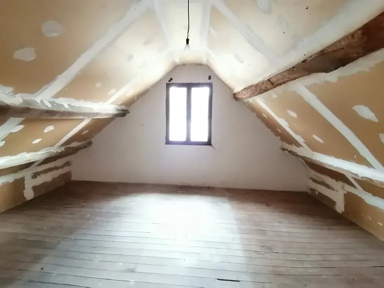 Maison de bourg avec dépendances à rénover à Saint-Gal-sur-Sioule 