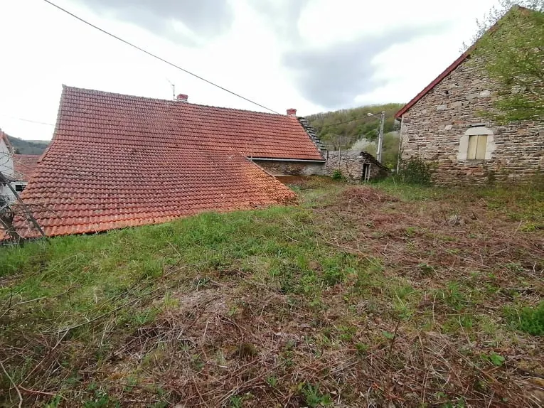 Maison de bourg avec dépendances à rénover à Saint-Gal-sur-Sioule 