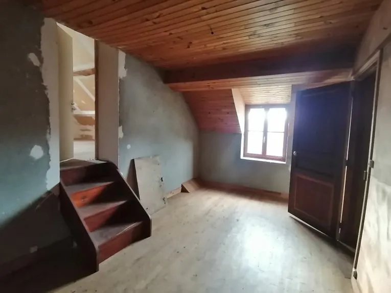 Maison de bourg avec dépendances à rénover à Saint-Gal-sur-Sioule 