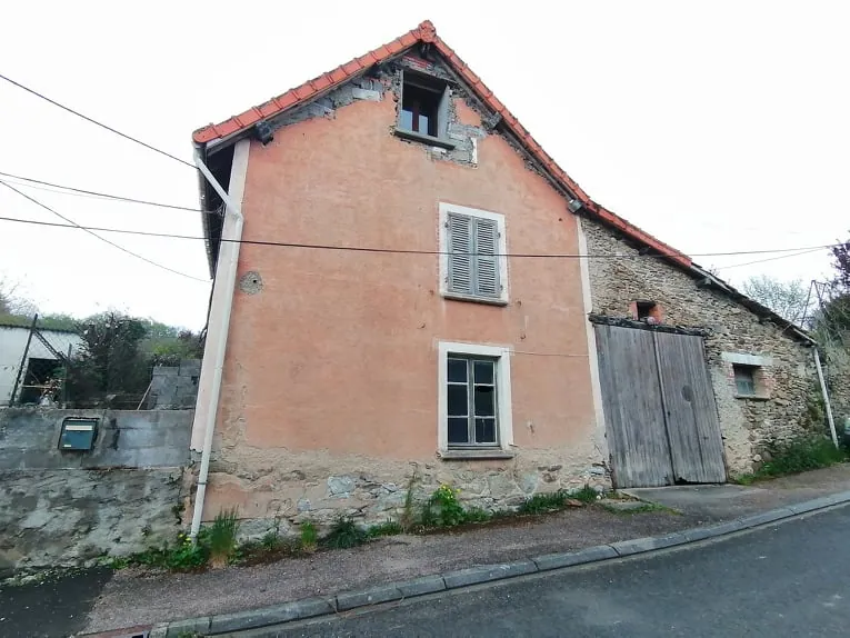 Maison de bourg avec dépendances à rénover à Saint-Gal-sur-Sioule 