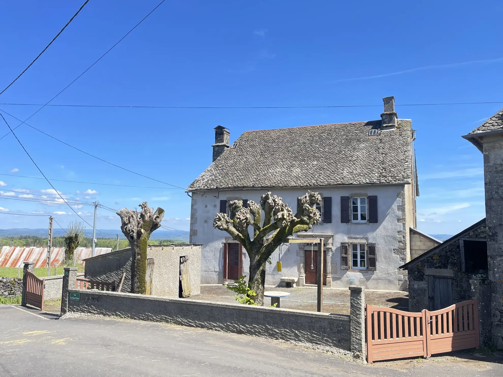 Charmante maison de village en pierre avec vue sur les montagnes à Rilhac-Xaintrie
