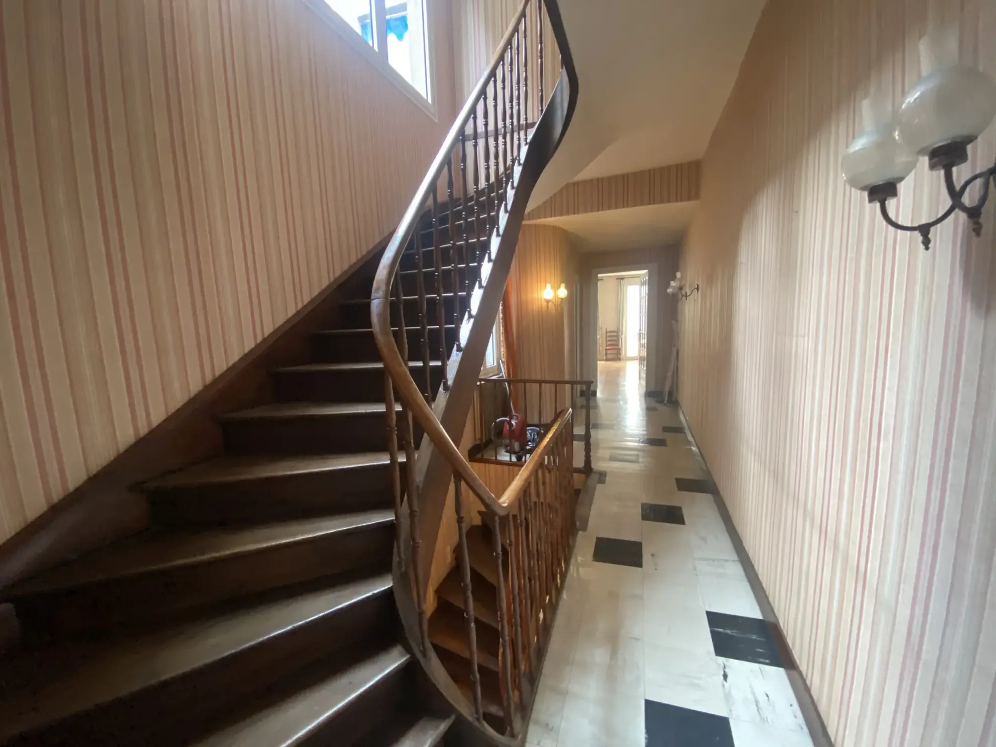 Bel immeuble de ville de 250 m² avec terrasse et local commercial à La Réole 