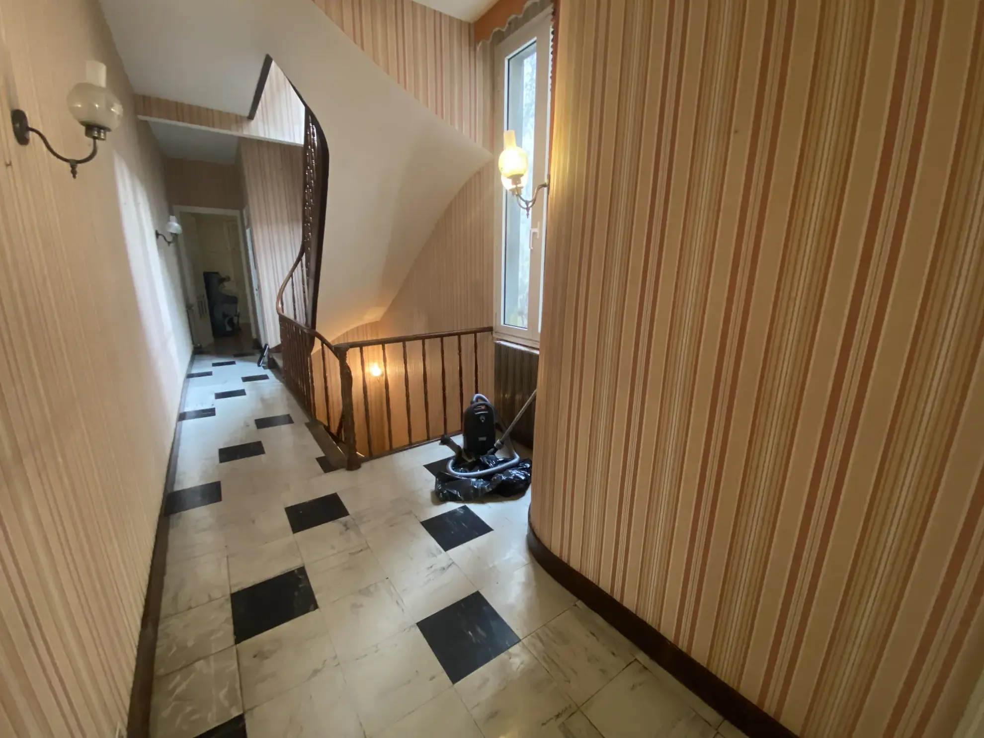 Bel immeuble de ville de 250 m² avec terrasse et local commercial à La Réole 