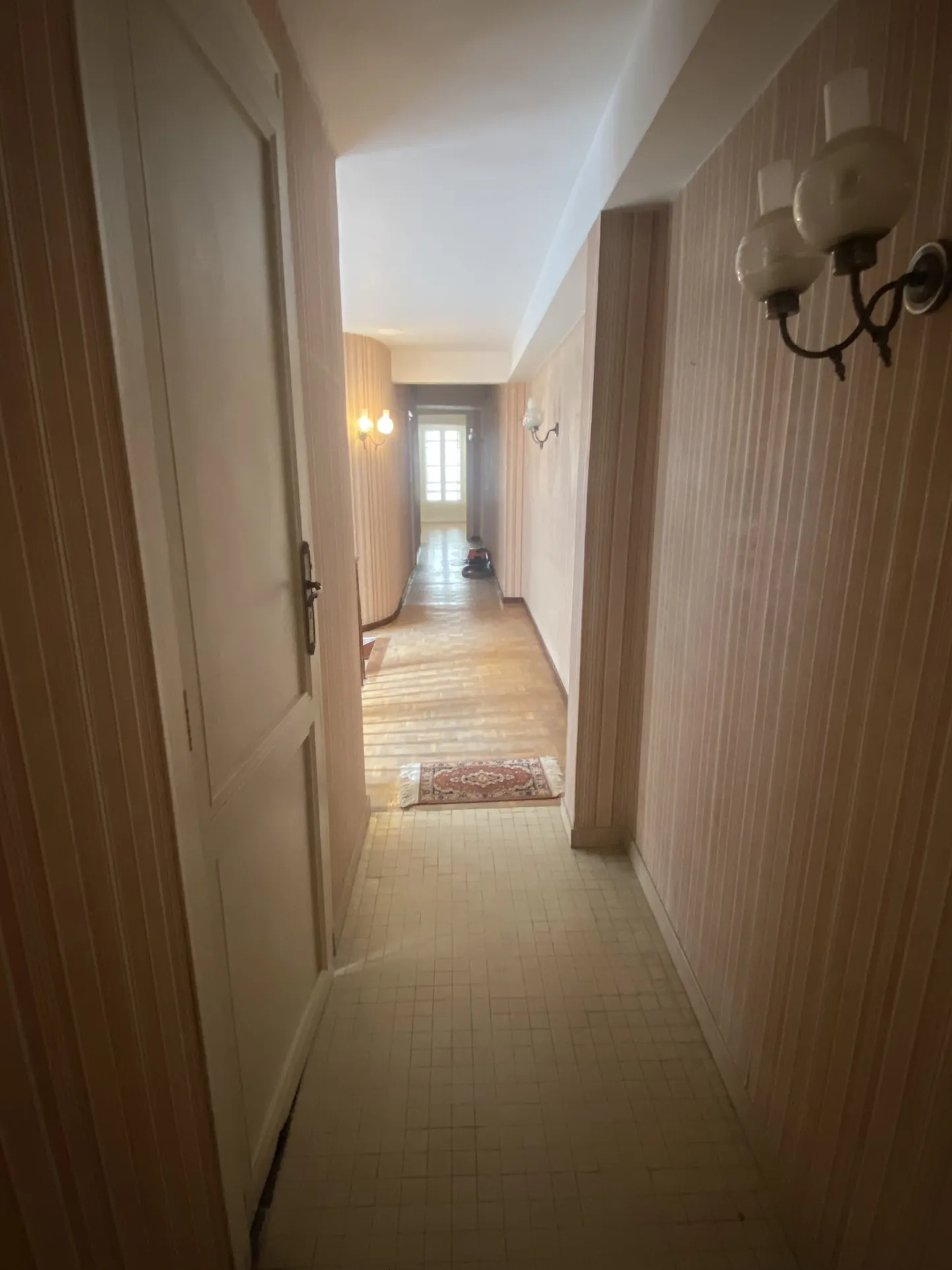 Bel immeuble de ville de 250 m² avec terrasse et local commercial à La Réole 