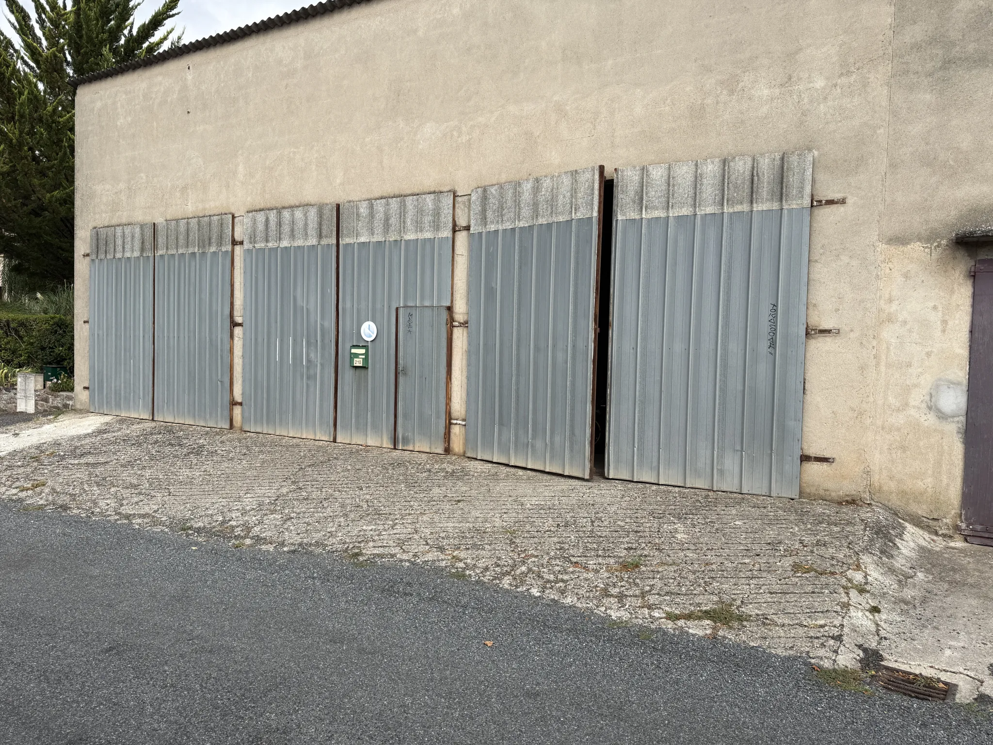 Depot avec hangar et terrain constructible à Saint Affrique - Opportunité à saisir 