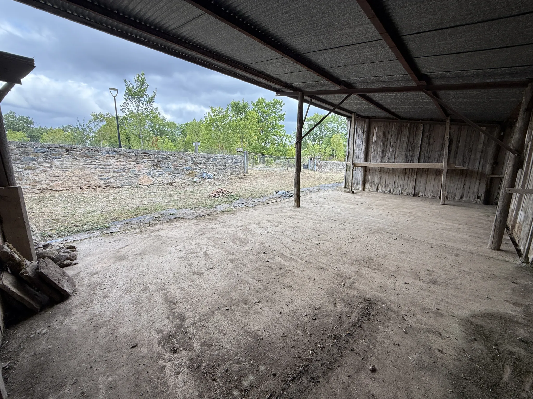 Depot avec hangar et terrain constructible à Saint Affrique - Opportunité à saisir 