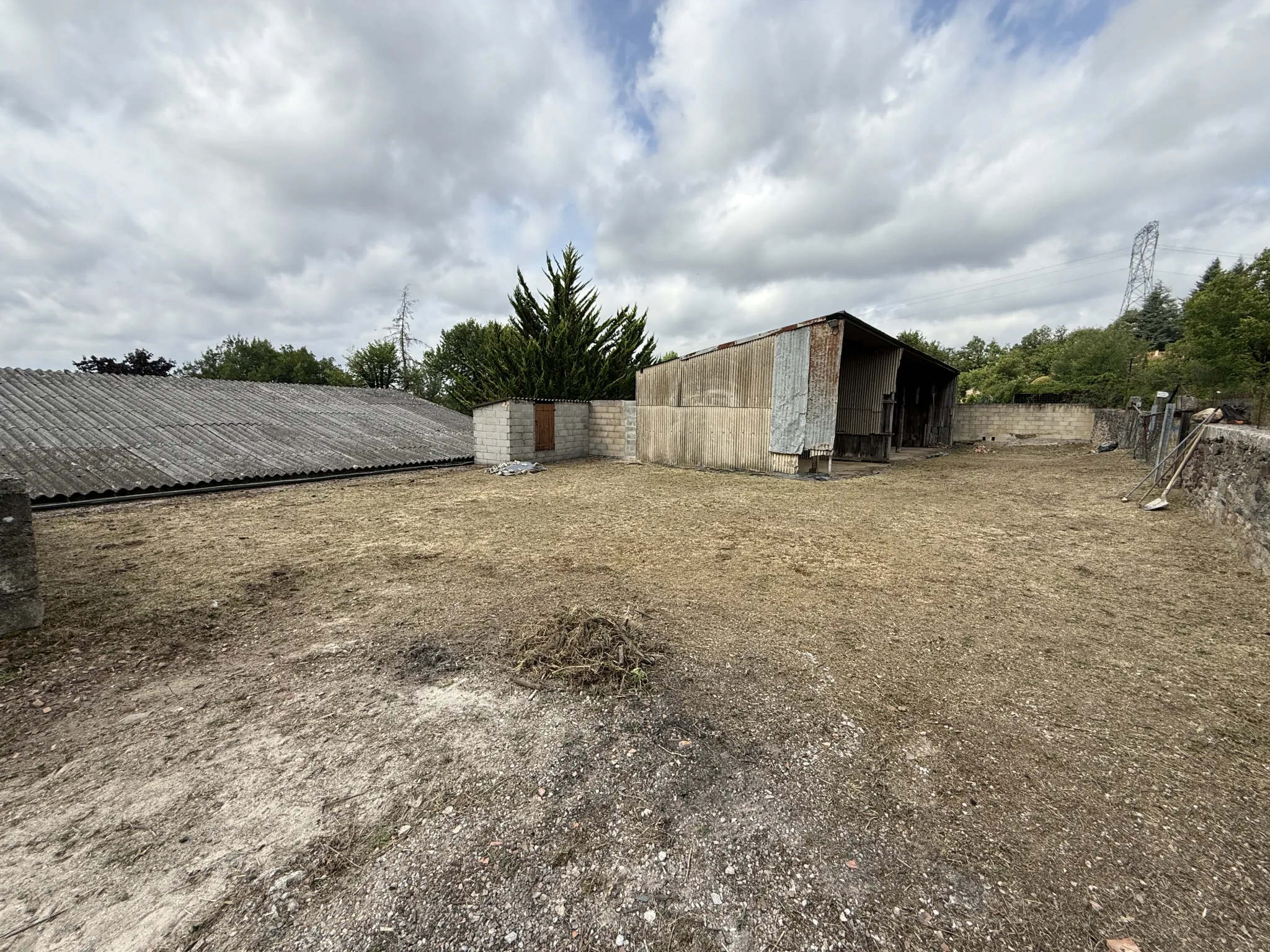Depot avec hangar et terrain constructible à Saint Affrique - Opportunité à saisir