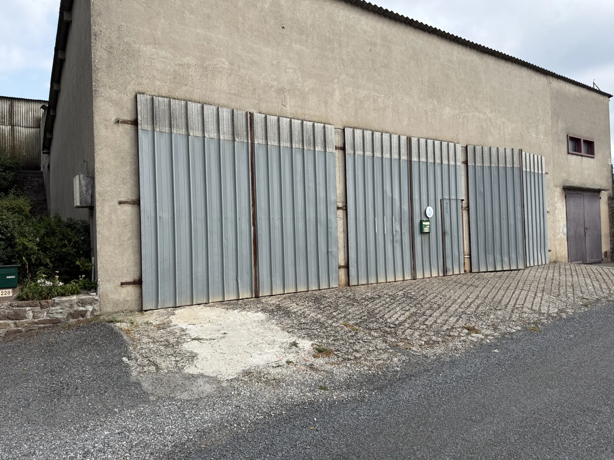 Depot avec hangar et terrain constructible à Saint Affrique - Opportunité à saisir 