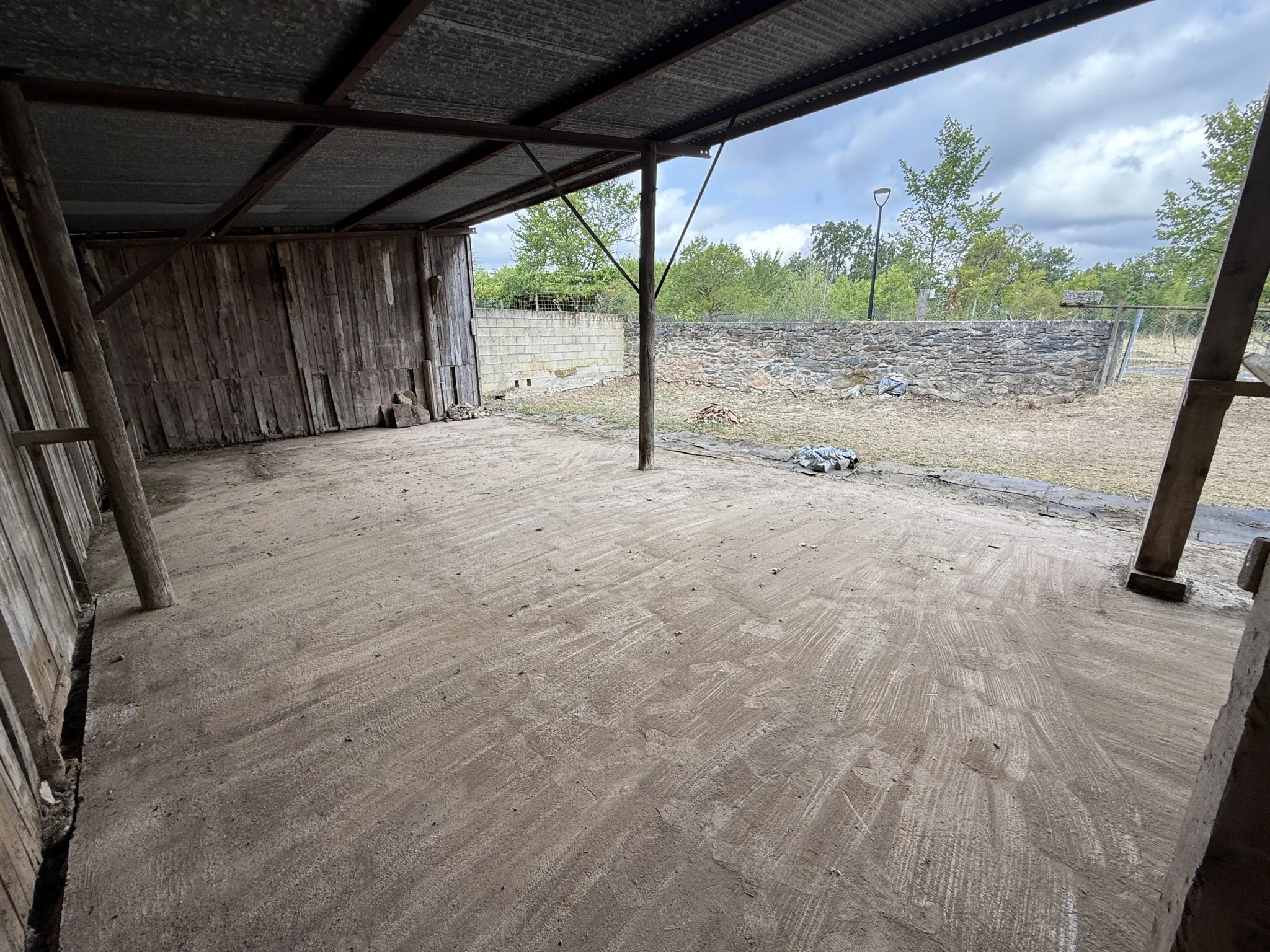 Depot avec hangar et terrain constructible à Saint Affrique - Opportunité à saisir 