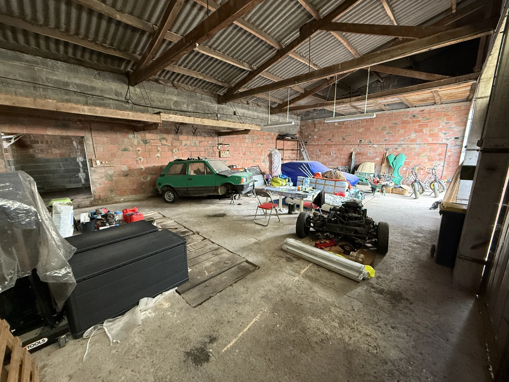 Depot avec hangar et terrain constructible à Saint Affrique - Opportunité à saisir 